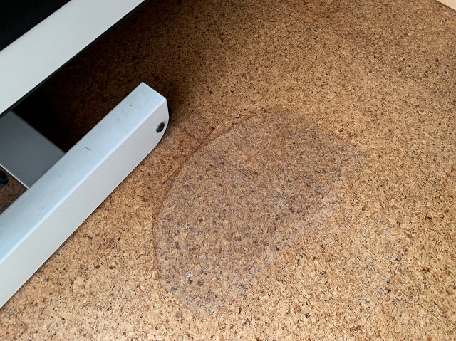 床に広がる雨染み